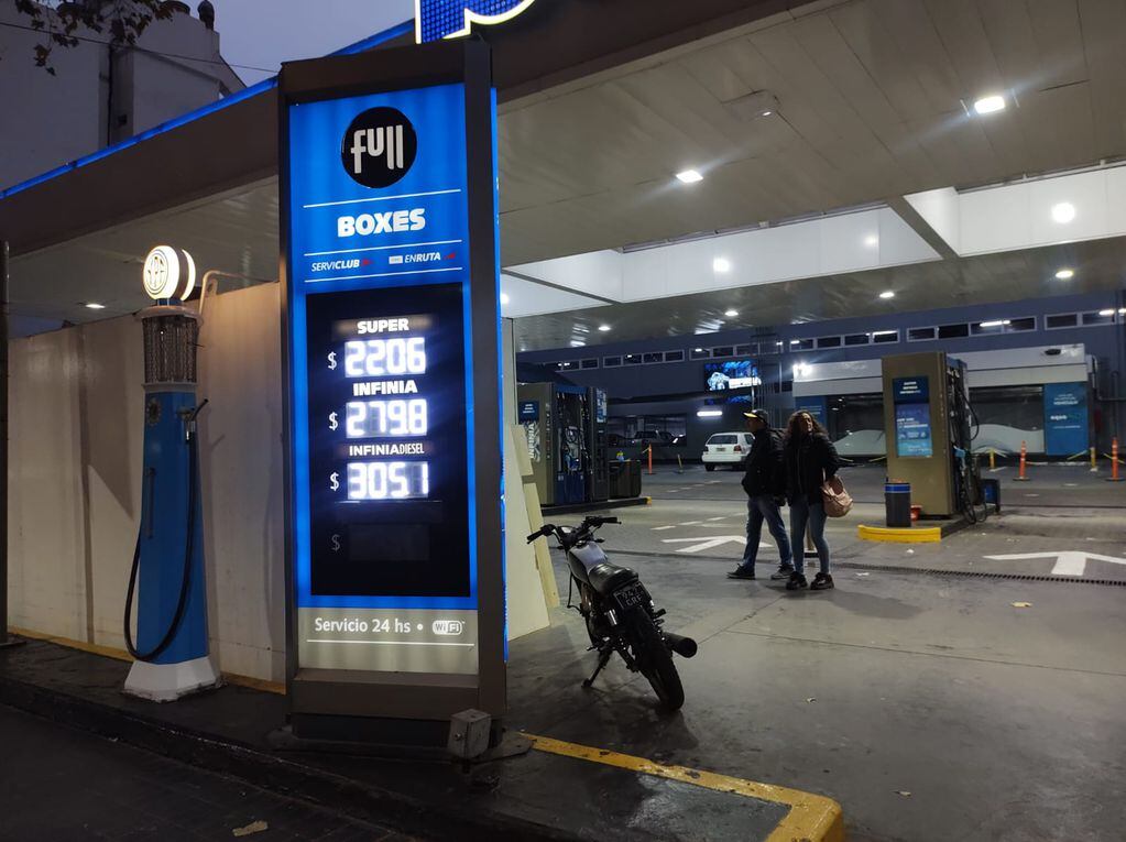 YPF aumentó nuevamente los precios de sus combustibles: desde hoy suben 4,5% en promedio. / Foto: Ignacio Blanco - Los Andes