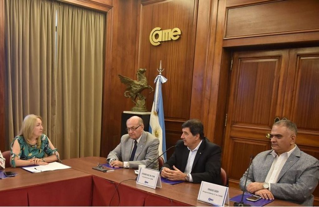 Representantes de Jujuy en reunión de la CAME: la senadora Giacoppo a la izquierda, y el empresario Ignacio Sadir a la derecha.