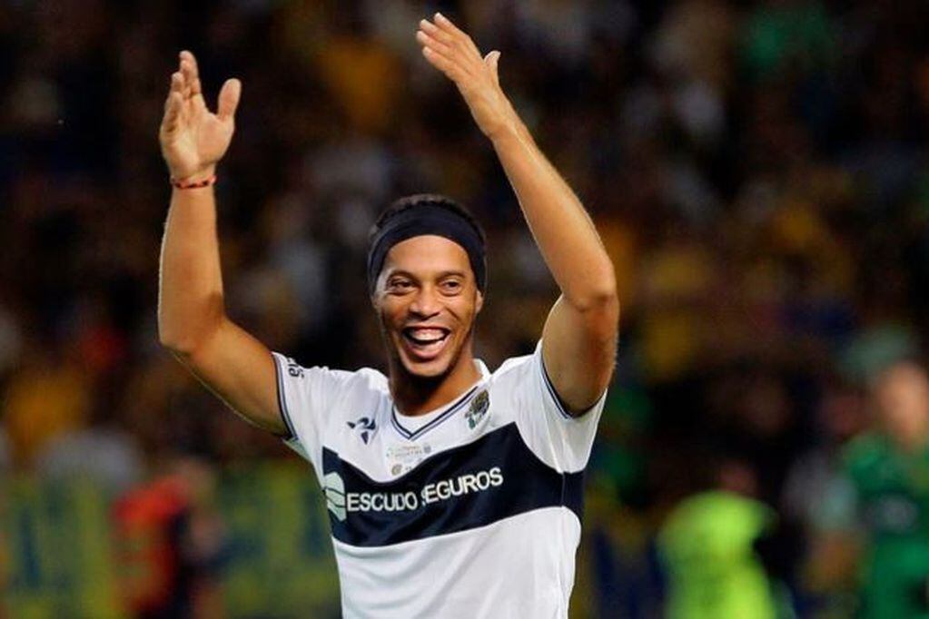 La imagen que no llegó a materializarse: “Ronaldinho”, con la casaca de Gimnasia. \nCortesía Infobae.