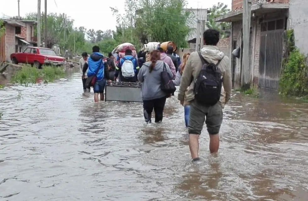 Inundaciones en Esteban Echeverría: viven en los techos de las casas para resguardarse del agua