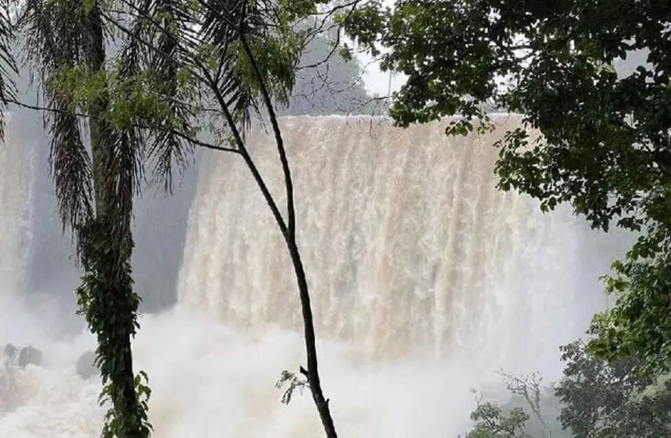 Cataratas del Iguazú tras aumento del caudal del río.