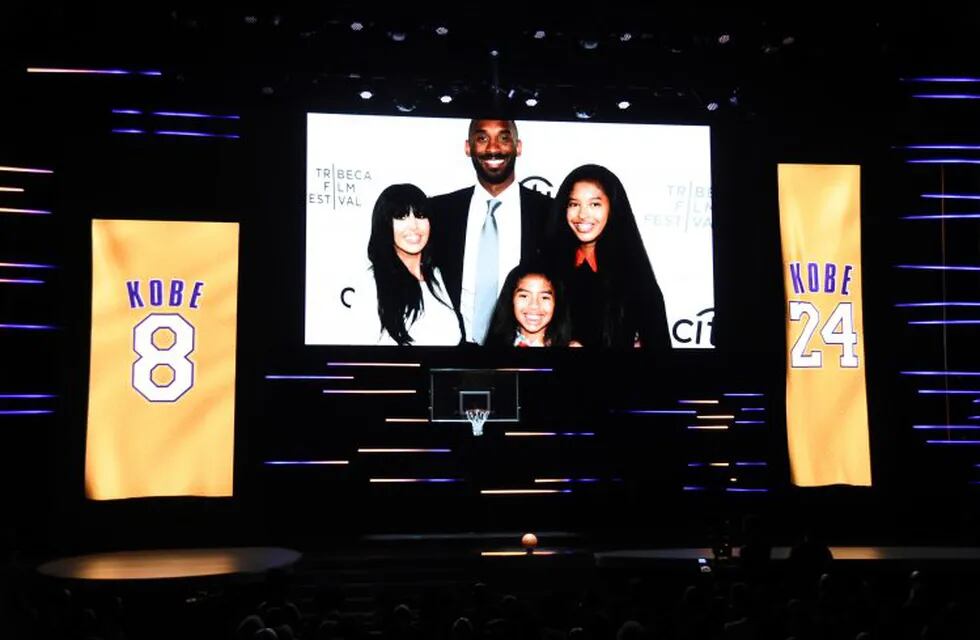 Kobe Bryant, Natalia Bryant, y Gianna Bryant durante el tributo. (AP Photo/Chris Pizzello)