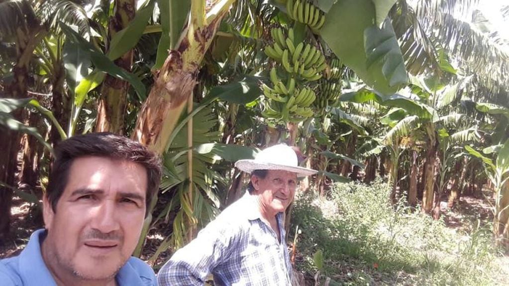 Pánfilo Ayala con un productor bananero de Laguna Naineck