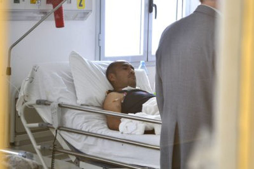 Raúl Antonio Pérez durante su internación por las heridas autoprovocadas. (Web)