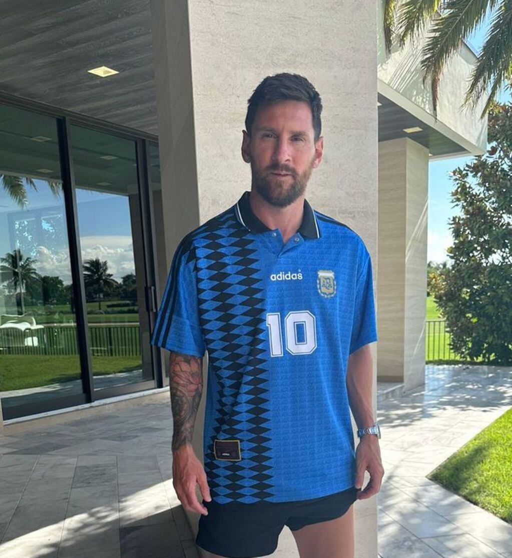 Lionel Messi con la camiseta azul de la selección argentina que Maradona usó en el Mundial de Estados Unidos 1994. (Instagram Messi)