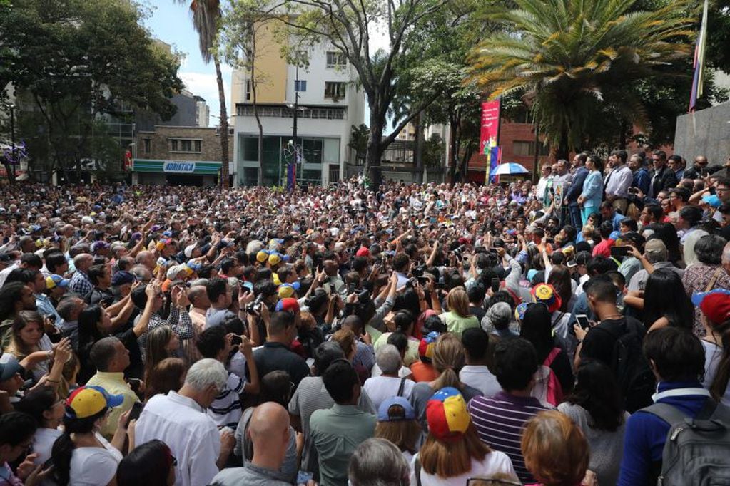 Cientos de personas escuchan al líder del Parlamento y autoproclamado presidente encargado de Venezuela, Juan Guaidó, durante un evento público con diputados (EFE)