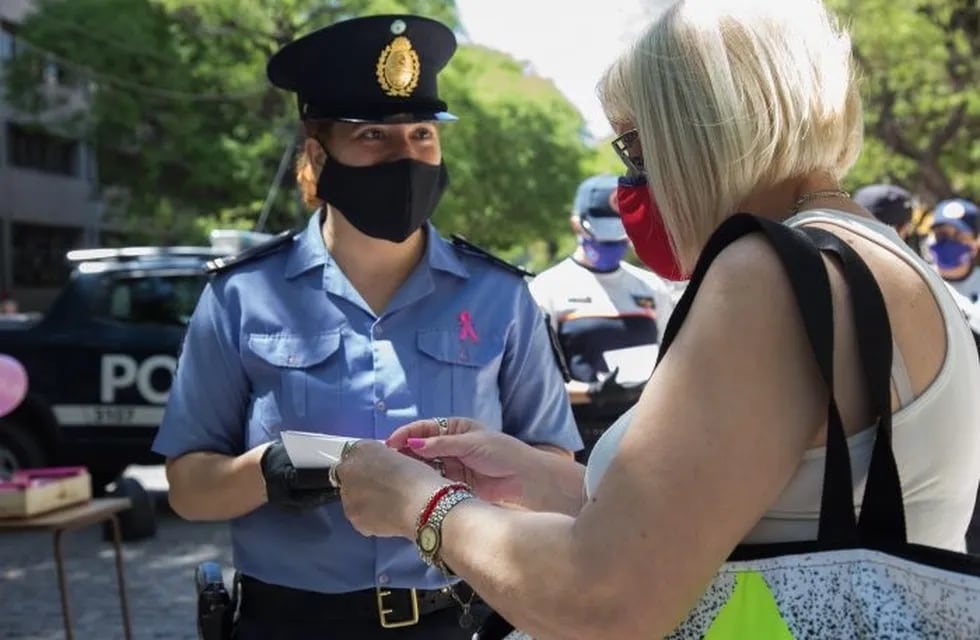Integrantes de la Policía de Mendoza entregaron folletería para la prevención del cáncer de mamas.