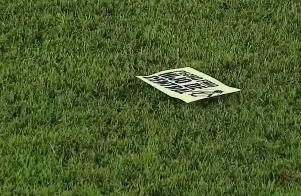 Las papeletas cayeron en el campo de juego hacia el final del primer tiempo.