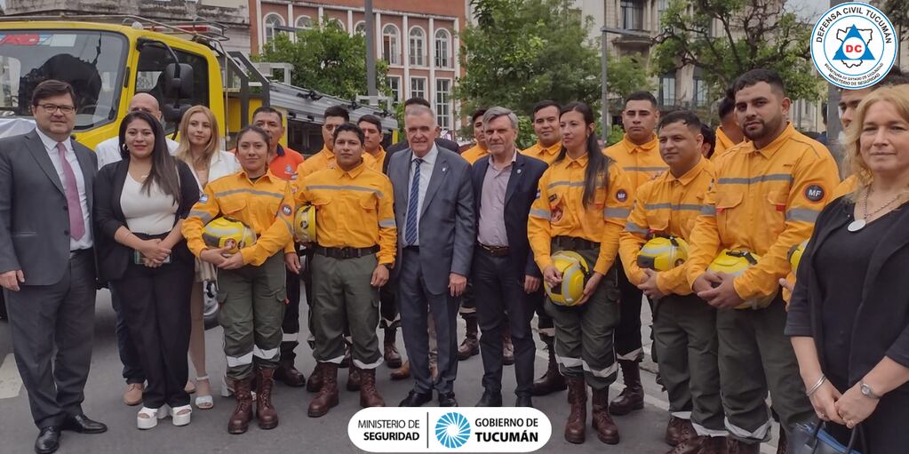 El gobernador tucumano Osvaldo Jaldo, junto a bomberos Voluntarios, en el día de la Defensa Civil.