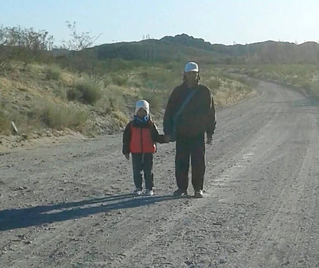 Damir tiene 7 años y a diario camina 10 kilómetros en el campo para asistir  a clases | Vía San Rafael
