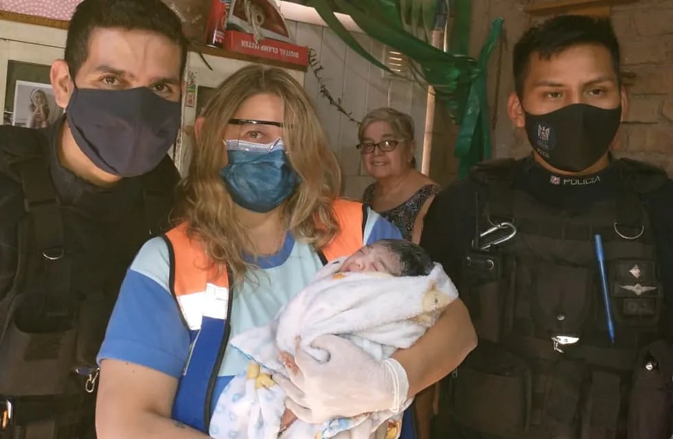 Los integrantes de la Policía de Mendoza que junto a la médica del SEC asistieron en una vivienda el nacimiento de Alma. Gentileza
