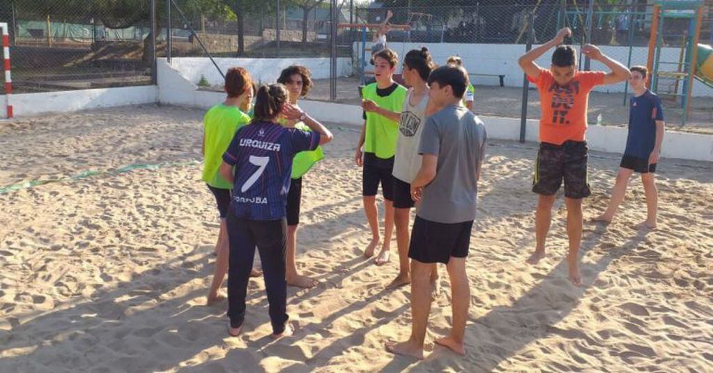 Leticia Brunati, DT de la selección femenina de beach handball, estuvo en Córdoba.