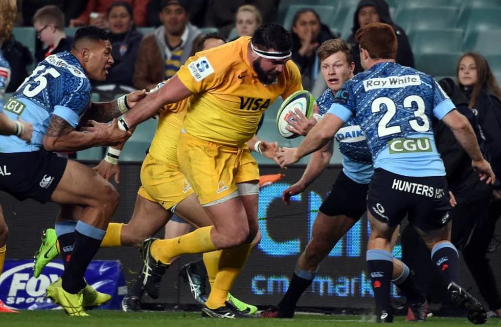 Jaguares' Ramiro Herrera (C) is tackled during the Super Rugby match between Australia's New South Wales Waratahs and Argentina's Jaguares in Sydney on July 8, 2017. / AFP PHOTO / SAEED KHAN / IMAGE RESTRICTED TO EDITORIAL USE - STRICTLY NO COMMERCIAL USE