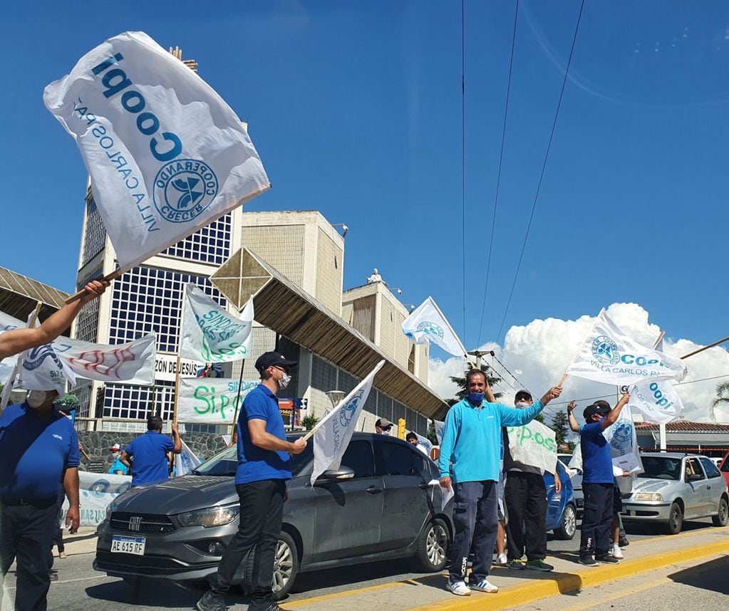 Movilización y protesta de trabajadores en inmediaciones al Reloj Cucú el último fin de semana largo de febrero.