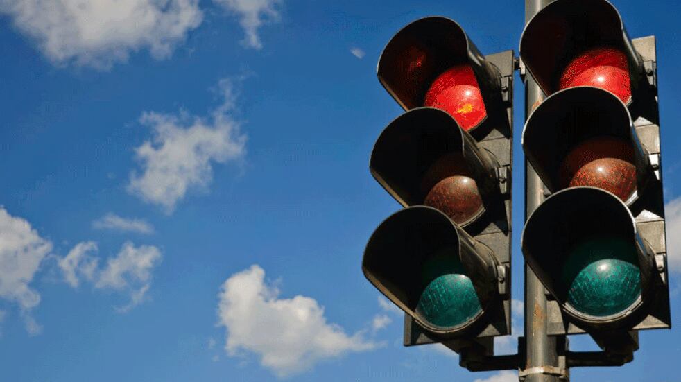 Los semáforos, también conocidos como señales de control de tráfico, son dispositivos que se sitúan en intersecciones viales y otros lugares para regular el tráfico y el tránsito peatonal (Foto Mundo Maipú).