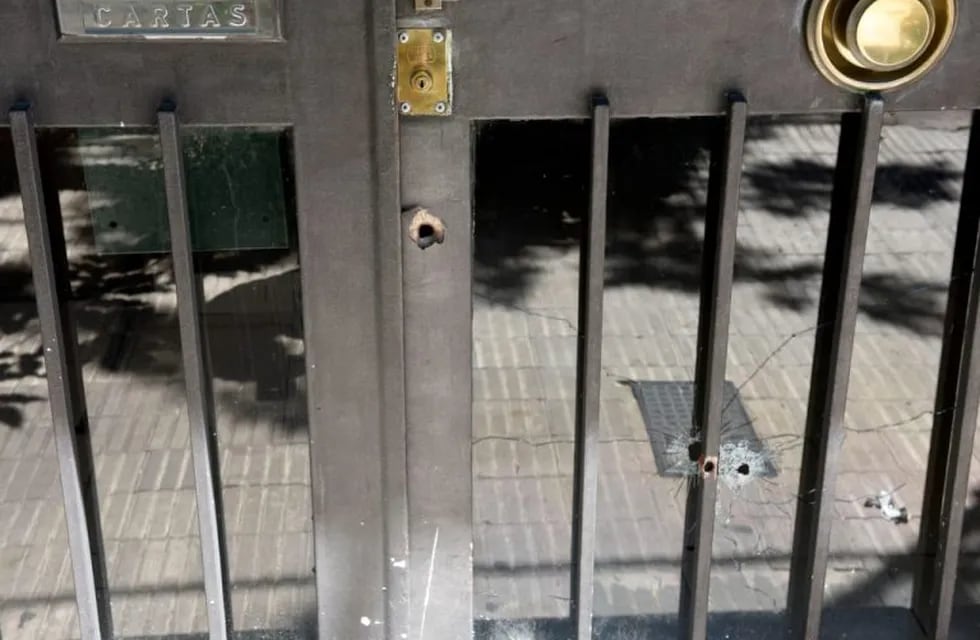 La puerta del inmueble recibió cuatro disparos. (Juan José García)