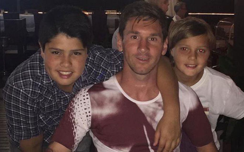 Lionel Messi y Tomás (izquierda) en un cumpleaños