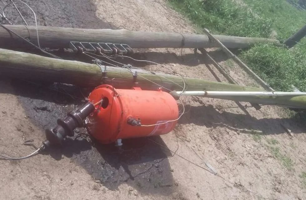 Las ráfagas de viento también dañaron la red eléctrica en Totoras y otros lugares de la provincia. (@epeoficial)