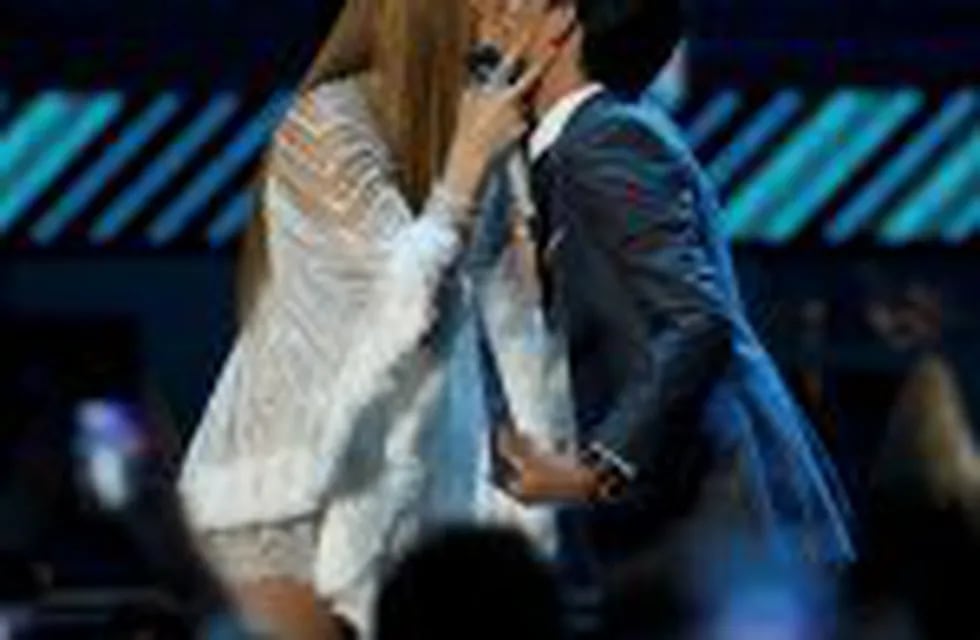 Jennifer Lopez kisses Marc Anthony after she presented him with award honoring him as Latin Recording Academy person of the year at the 17th Annual Latin Grammy Awards in Las Vegas, Nevada, U.S., November 17, 2016.   REUTERS/Mario Anzuoni TPX IMAGES OF THE DAY
