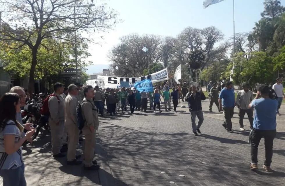 El SOEM y ATE, reclaman frente a Casa de Gobierno