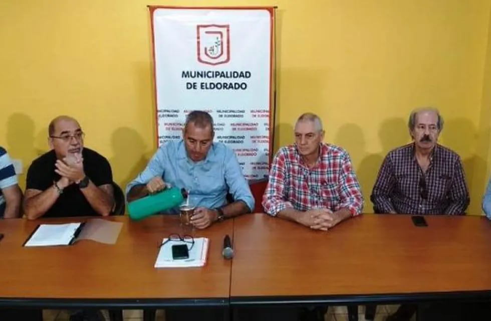 Firma del acuerdo de venta de los terrenos en el Parque Industrial, entre el intendente Aguirre y representantes de Abermix. (MisionesOnline)