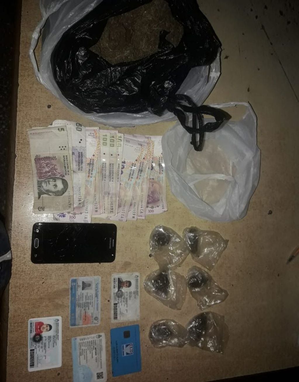 Dinero y documentos de identificación, entre los objetos secuestrados. (PrensaPolSalta)