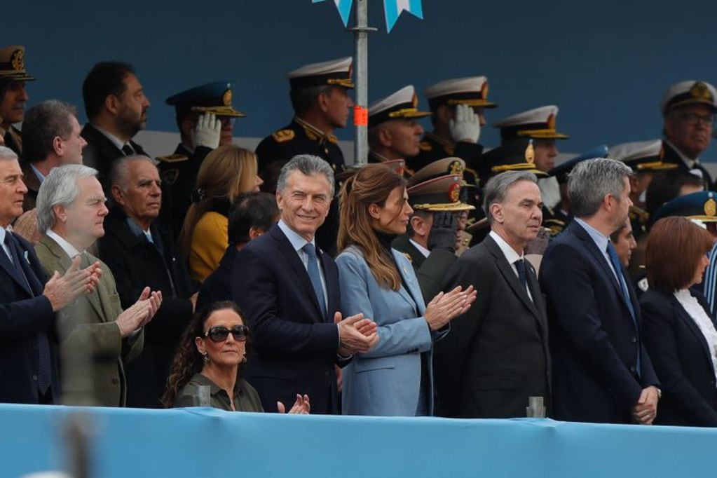 El presidente de Argentina, Mauricio Macri (i), y la primera dama, Juliana Awada (d), participan en el desfile militar del Día de la Independiencia, en Buenos Aires (Argentina).