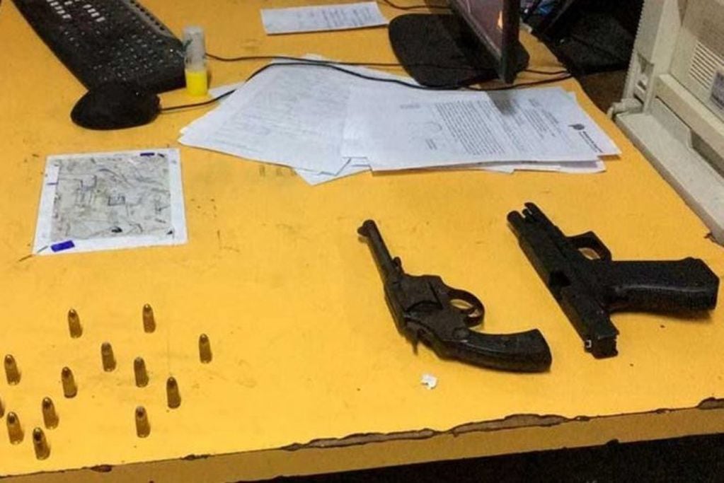 La pistola Glock calibre 9 milímetros que le secuestraron a uno de los ladrones que robaron junto a una mujer policía en Chivilcoy. (Facebook)