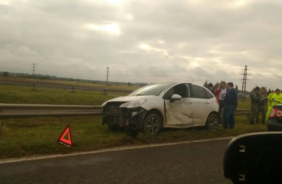 Accidente en la autopista Rosario-Córdoba entre dos autos