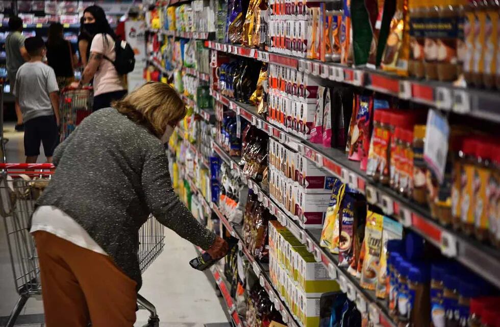 Las bebidas en supermercados y otros locales se encarecieron casi 25% en el último mes. (Pedro Castillo)