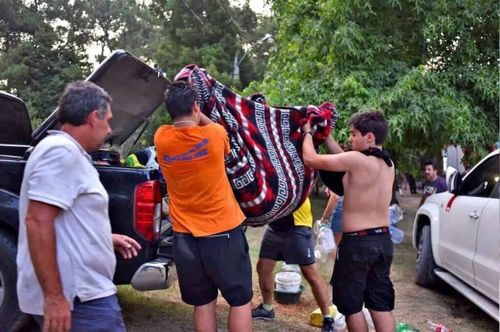 Vecinos colaboraron con la extinción de las llamas en Villa Gesell (Alejandro Guyot - La Nación)