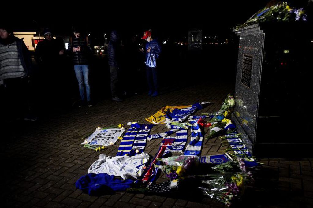 Los seguidores del Cardiff se acercaron a su estadio para dejar flores, bufandas y cartas dedicadas a Sala. (REUTERS)
