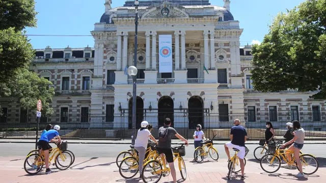 Comenzaron los circuitos turísticos en bicicleta por las calles de La Plata.