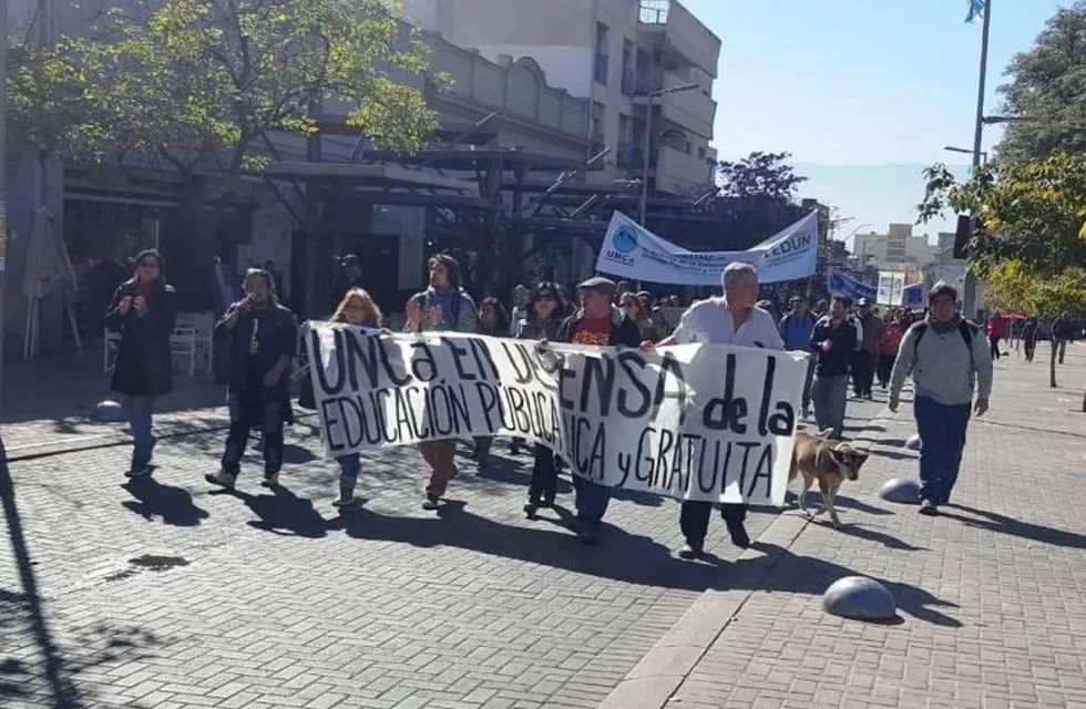 Universitarios marchan en la plaza 25 de mayo por un reclamo salarial