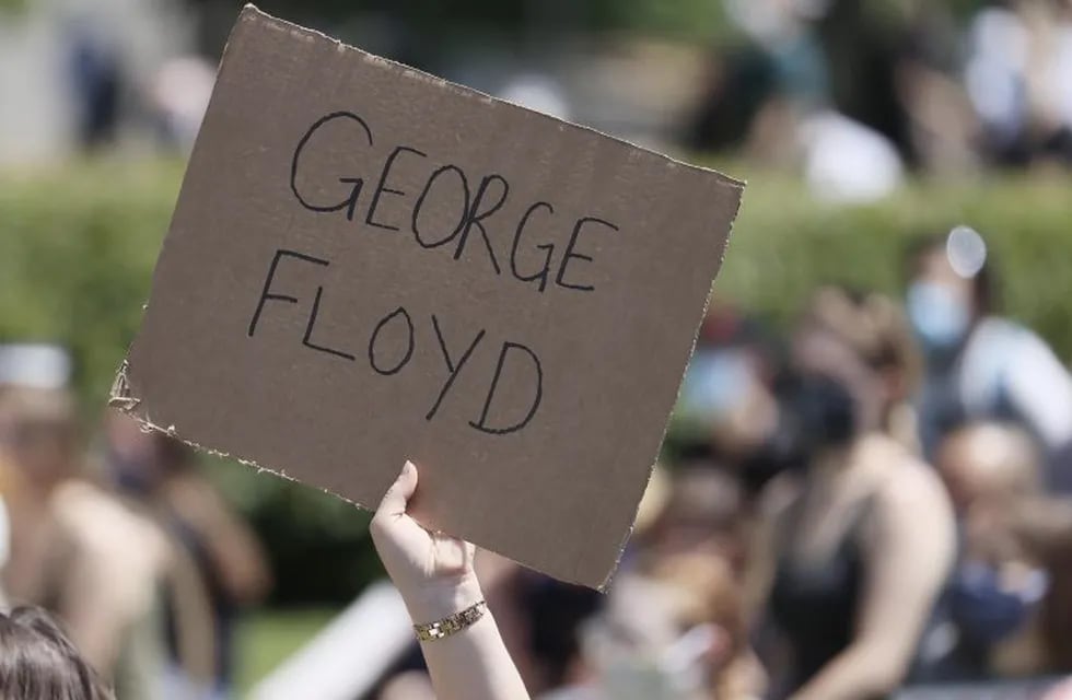 Minneapolis (United States), 31/05/2020.- Protesters rally on the grounds of the state capitol during the sixth day of protests over the arrest of George Floyd, who later died in police custody, in St. Paul, Minnesota, USA, 31 May 2020. A bystander's video posted online on 25 May, appeared to show George Floyd, 46, pleading with arresting officers that he couldn't breathe as an officer knelt on his neck. The unarmed black man later died in police custody. (Protestas, Estados Unidos) EFE/EPA/TANNEN MAURY