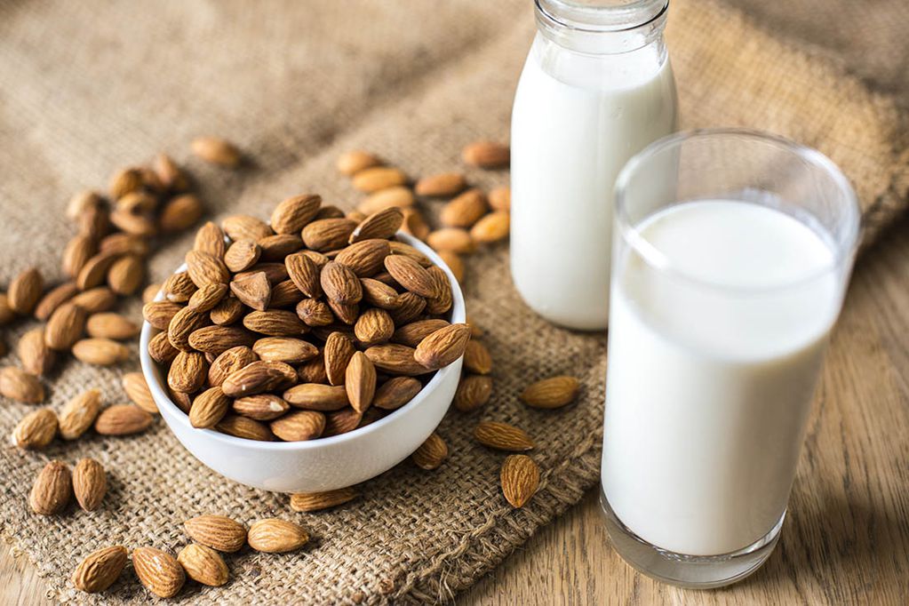 La leche de almendras, es uno de los derivados que se hizo muy popular en los últimos años. 
