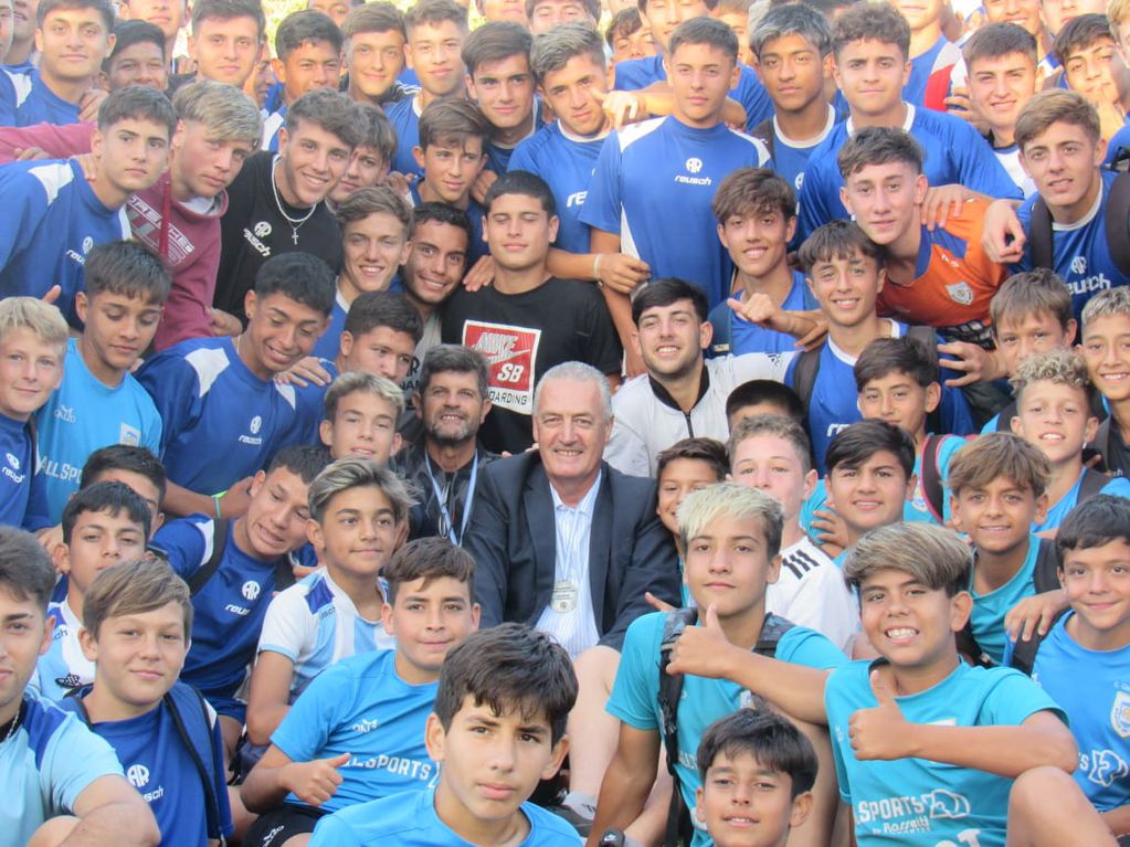 Alfaro y Chiarelli, rodeado por los chicos de las inferiores de Atlético de Rafaela