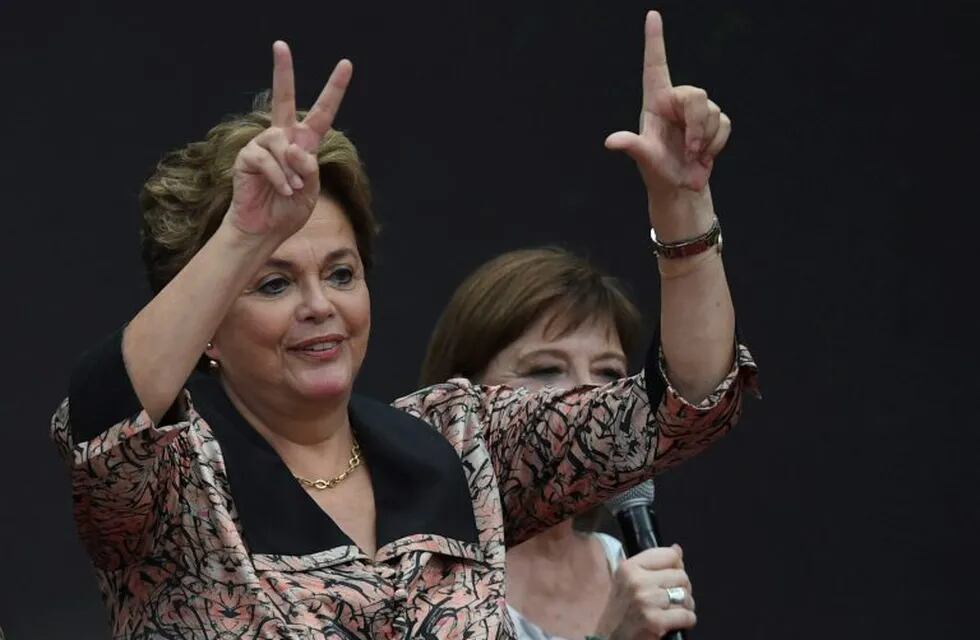 Former Brazilian president (2011-21016) Dilma Rousseff, gestures during the First World Critical Thinking Forum in Buenos Aires, on November 19, 2018. - The Forum is an initiative organized by Latin American Council of Social Sciences, CLACSO, as a forerunner to the Eighth Latin American and Caribbean Conference on Social Sciences and a few days ahead of the G20 Summit also hosted by Argentina. (Photo by EITAN ABRAMOVICH / AFP)