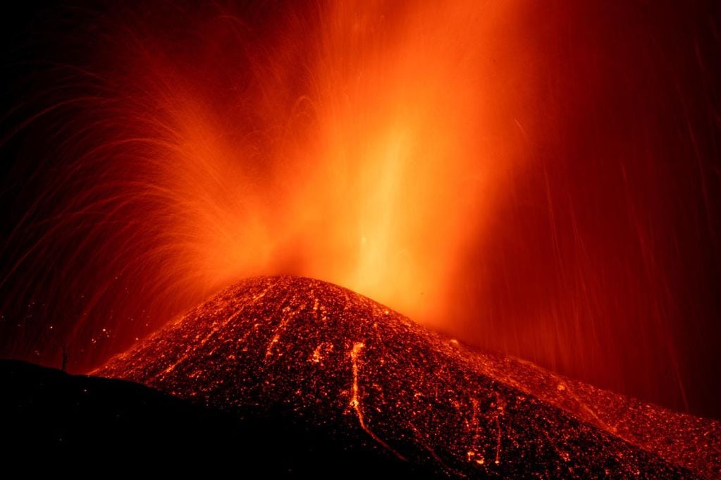 La lava de la erupción de un volcán fluye en la isla de la Palma en las Canarias. (AP)