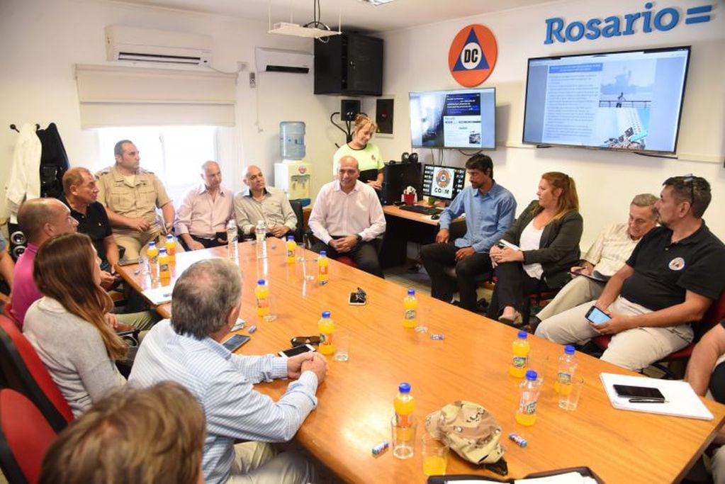 Primera reunión con Nación y Provincia por los incendios en las islas (Municipalidad de Rosario)