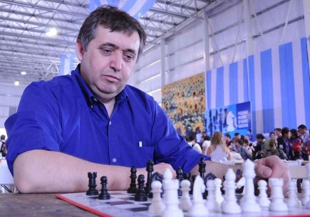 Ricardo Luna, profesor, entrenador de Ajedrez de FADA, árbitro FIDE y presidente del Club Ushuaia Jaque Mate.