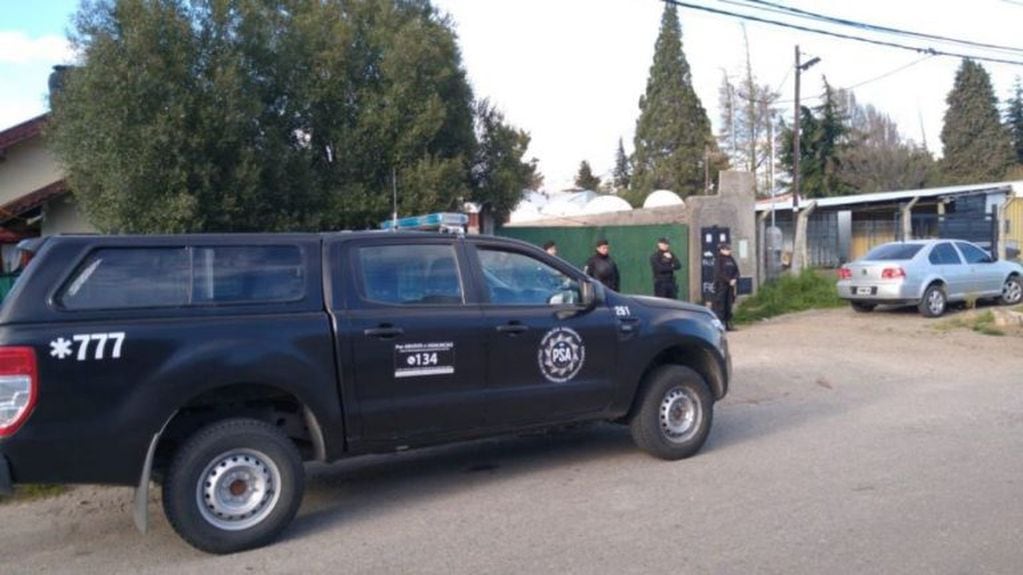 Operativos en colegios del centro de Bariloche por amenaza de bomba.