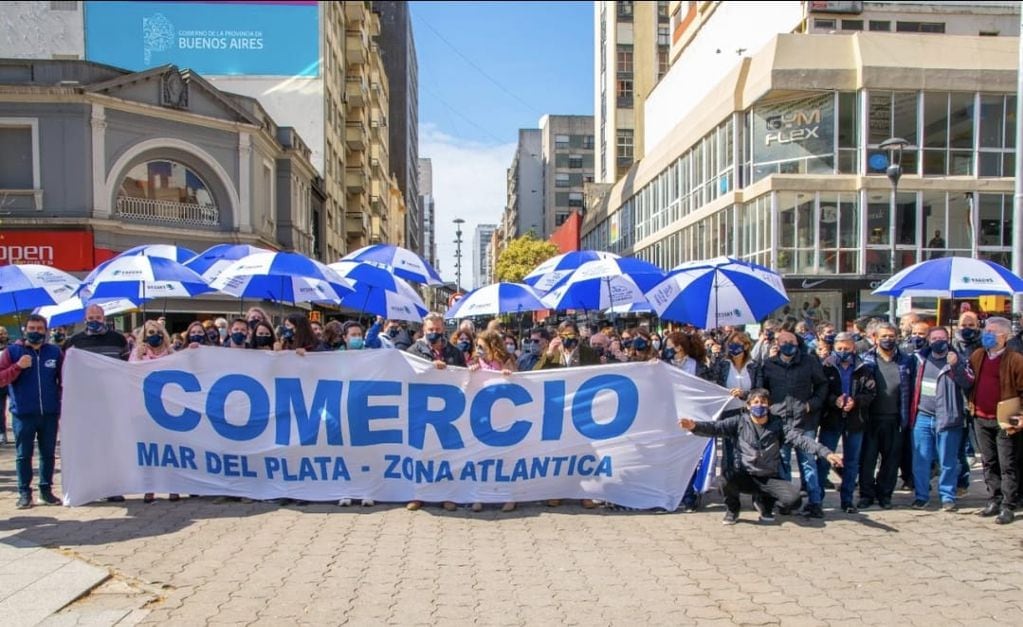 Una importante cantidad de trabajadores se hicieron presentes en la peatonal de Mar del Plata.