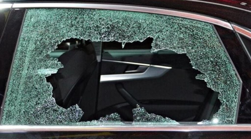 Millonario robo en Posadas: le rompieron el vidrio de su vehículo y le sustrajeron un maletín con dinero en efectivo.