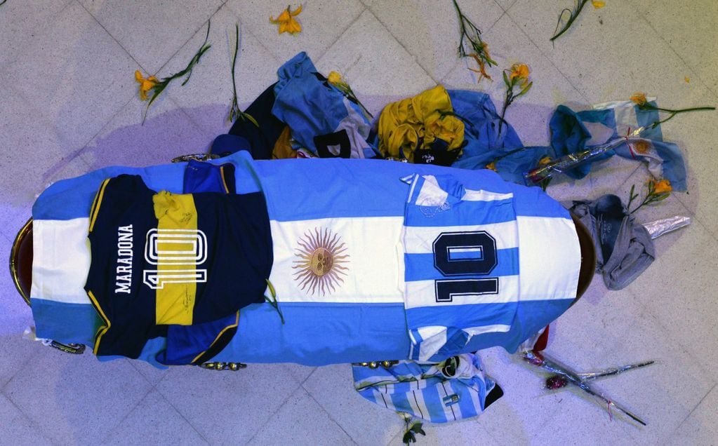 Miles de argentinos despiden los restos de la máxima figura del deporte en la Casa Rosada.