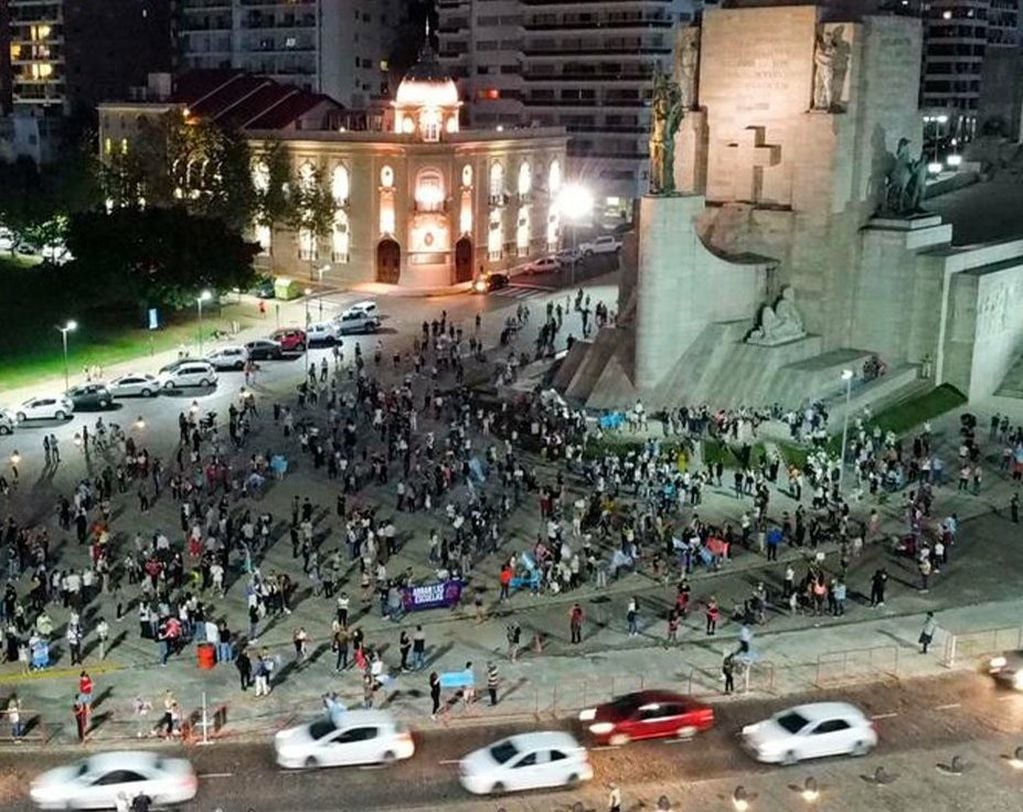 Decenas de personas se manifestaron en el Monumento a la Bandera contra la suspensión de clases presenciales. (@nahubacigaluppi)