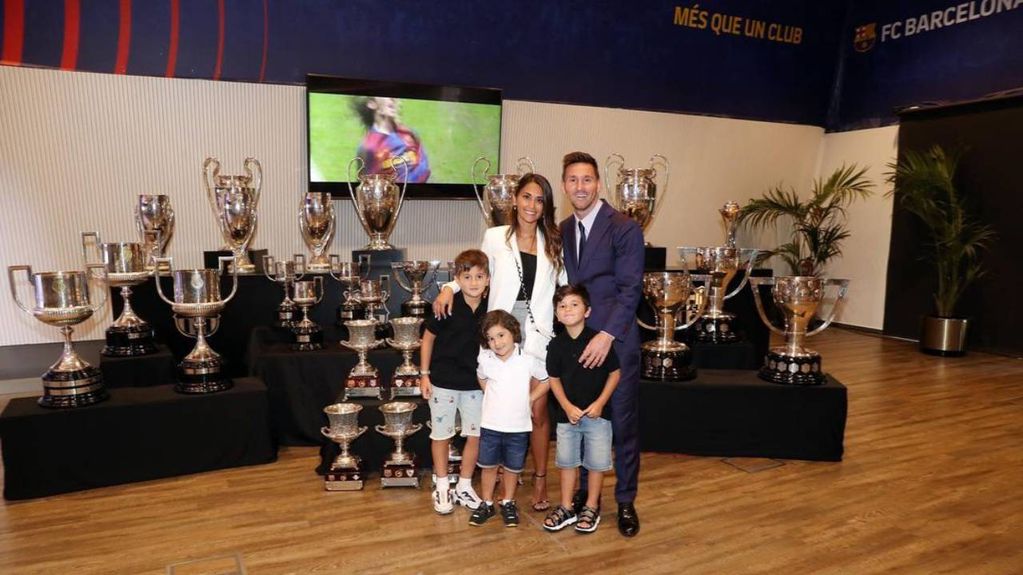 Leo Messi, Antonela Roccuzzo y sus hijos en la despedida del Barcelona.