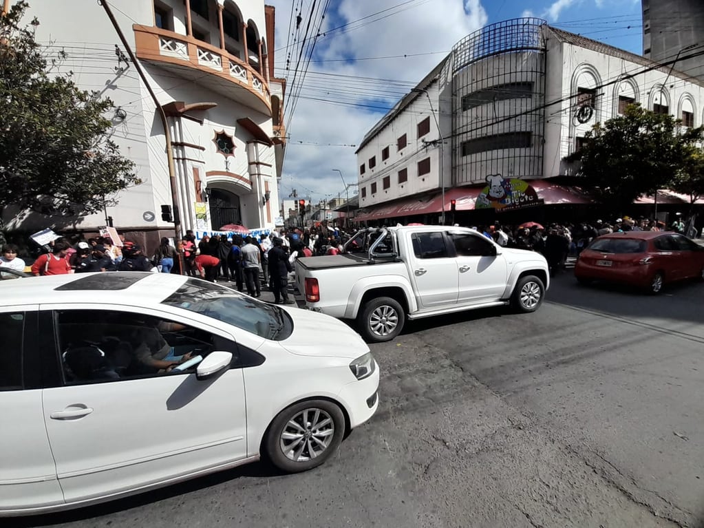 El tránsito vehicular se vio seriamente dificultado este viernes en un sector del centro de la ciudad, por el corte producido en la esquina de Senador Pérez y Belgrano.