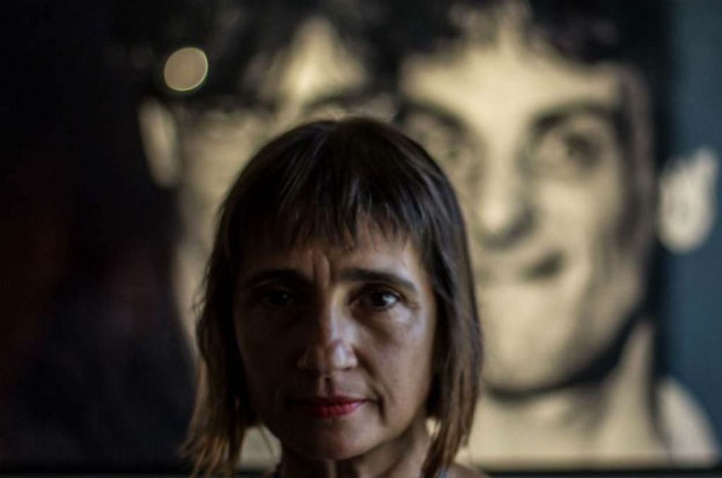 Hilda Lizarazu visitó la muestra "Los Ángeles de Charly"