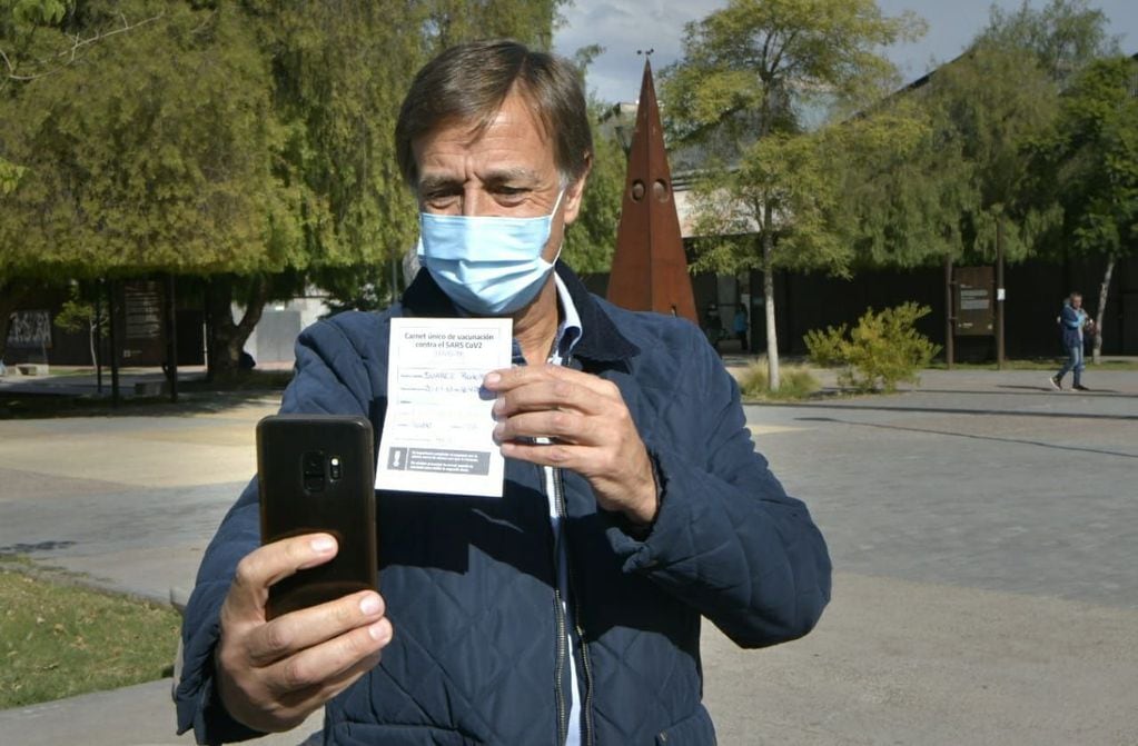 El Gobernador se realiza la clásica selfie mostrando el certificado de su vacunación contra el Coronavirus. Oelando Pelichotti/Los Andes